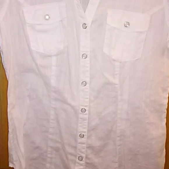 Collard white snap closure blouse - Picture 2 of 6